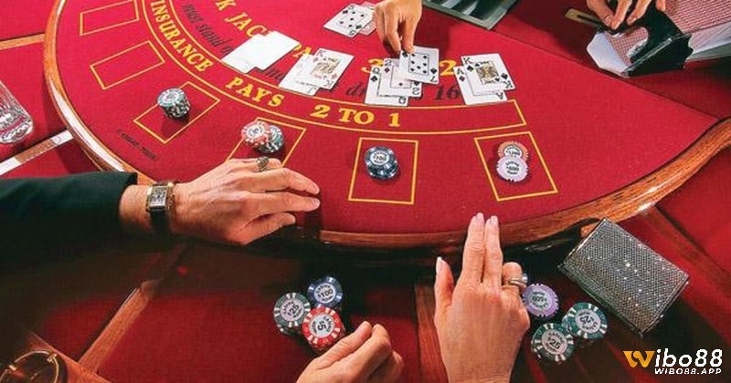 Cách đánh bài trong Casino chuyên nghiệp có khác online nhiều không?