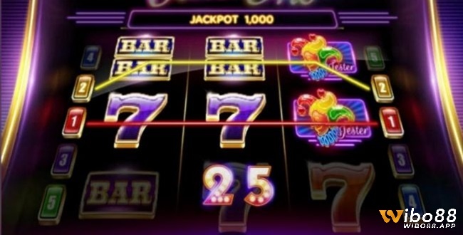 Trò chơi slot Jester Trio cổ điển có bộ cục đơn giản 3x3 với gam màu tím chủ đạo