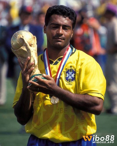 Romario luôn biết cách toả sáng mỗi khi được ra sân