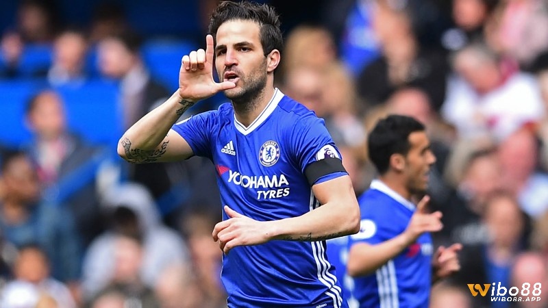 Tiền vệ hay nhất Chelsea điều khiển bóng sáng tạo - Cesc Fàbregas