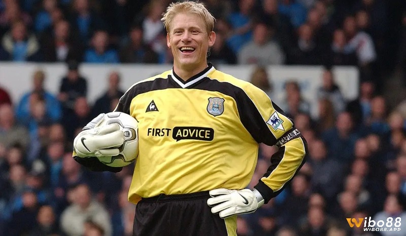 Peter Schmeichel là một trong những thủ môn xuất sắc nhất tại Ngoại hạng Anh