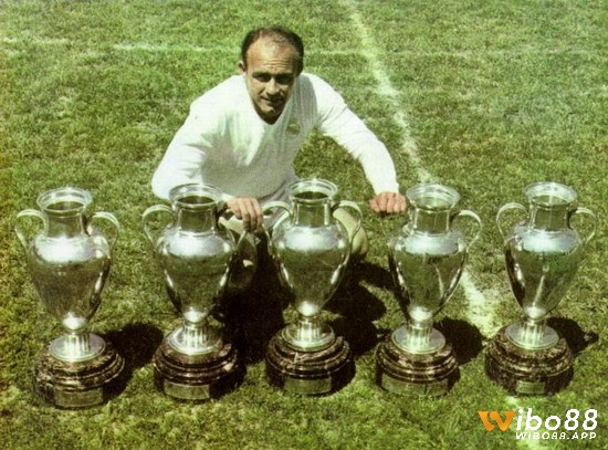 Tiền vệ hay nhất Real Madrid Alfredo Di Stéfano tham gia phòng ngự và làm kỹ thuật trung tâm