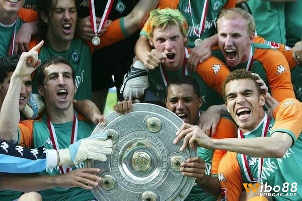 Lần gần nhất Werder Bremen nâng cao đĩa bạc là vào 2003/04