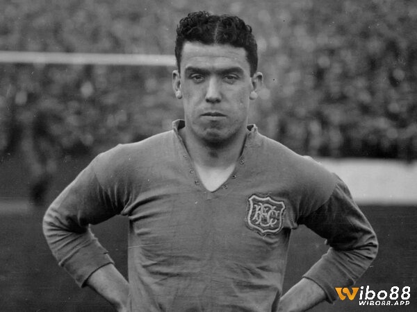 Dixie Dean là kẻ săn bàn trên hàng công của Everton