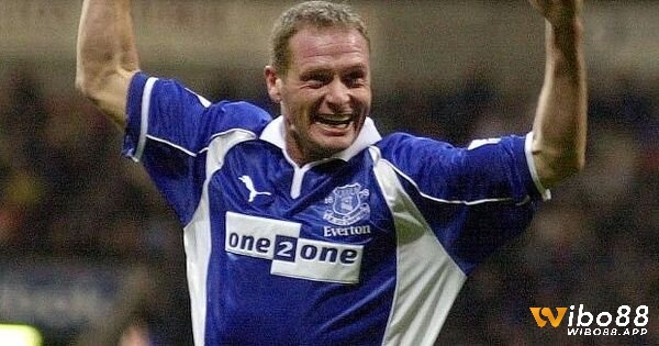 Gazza điều phối tuyến giữa cho Everton