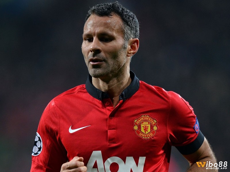 Ryan Giggs nằm trong top các hậu vệ hay nhất Manchester United sỡ hữu nhiều danh hiệu kỷ lục