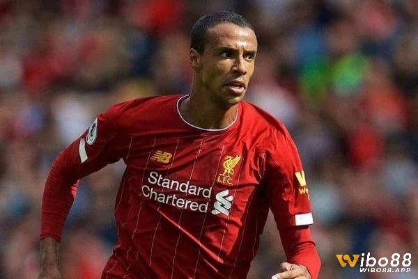 Chàng trai với thể hình cao vượt trội 1m95 này là một trong các hậu vệ hay nhất Liverpool: Matip